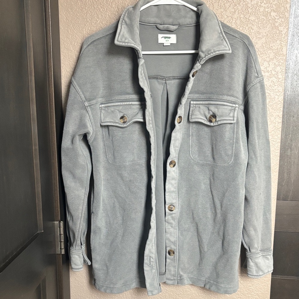 aerie Light Gray/Green Button-Up